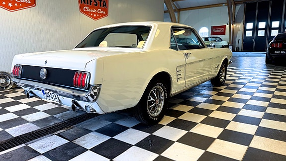Ford Mustang 9 of 30