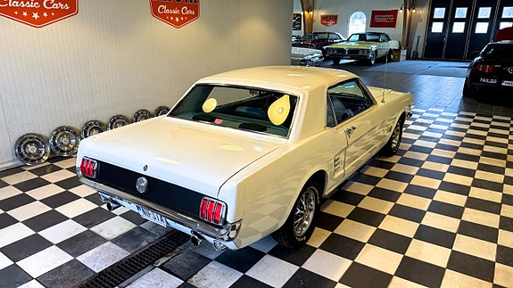 Ford Mustang 7 of 30