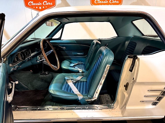 Ford Mustang 14 of 30
