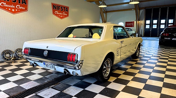Ford Mustang 8 of 30