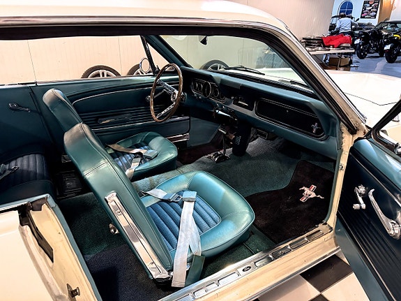 Ford Mustang 24 of 30