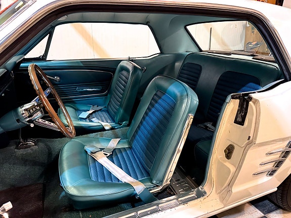 Ford Mustang 15 of 30