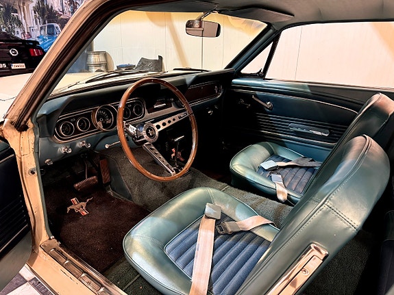 Ford Mustang 16 of 30