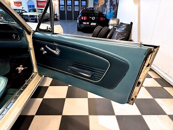 Ford Mustang 26 of 30