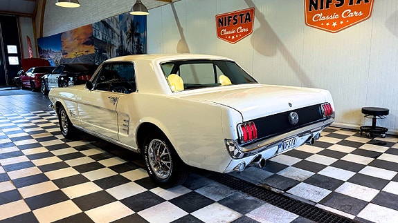 Ford Mustang 12 of 30
