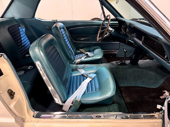 Ford Mustang 25 of 30