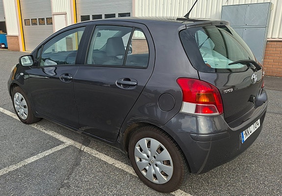 Toyota Yaris 2 of 11