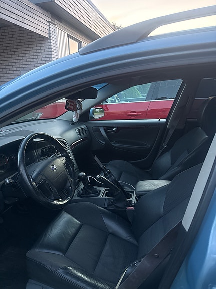Volvo V70 2 of 5