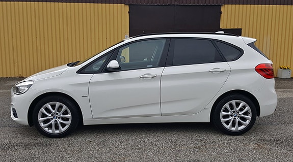 BMW 218d 3 of 5