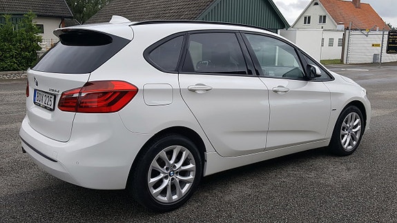BMW 218d 2 of 5