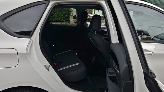 BMW 218d 9 of 23