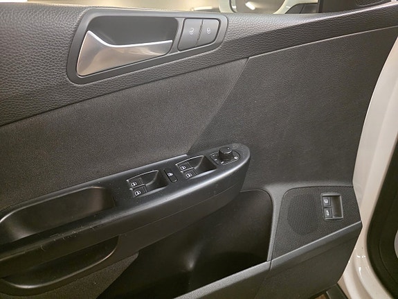 Volkswagen Passat 14 of 16
