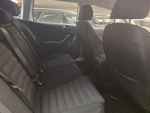 Volkswagen Passat 11 of 16