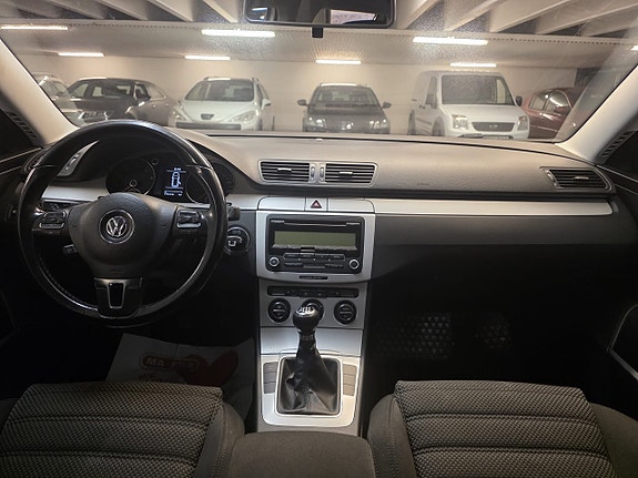 Volkswagen Passat 13 of 16
