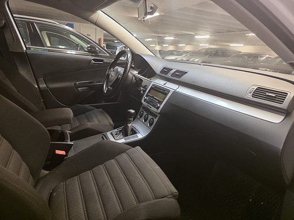 Volkswagen Passat 12 of 16