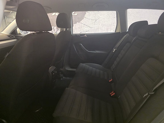 Volkswagen Passat 10 of 16