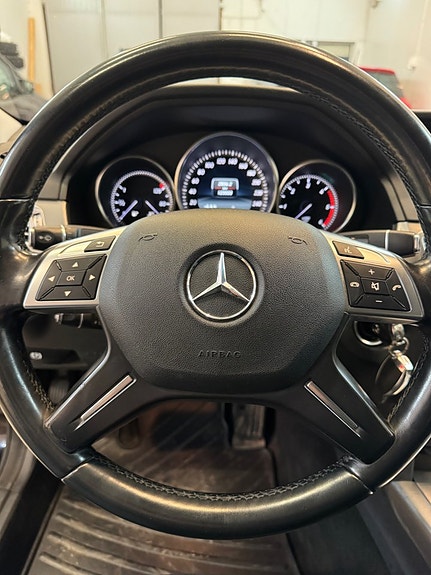 Mercedes-Benz E220 9 of 25