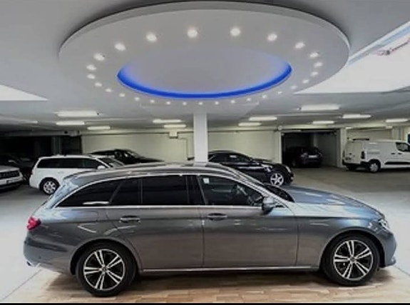 Mercedes-Benz E200 2 of 5