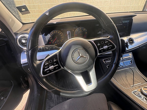 Mercedes-Benz E200 3 of 5