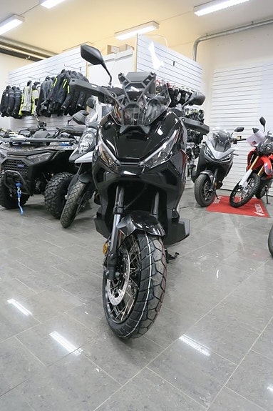 Honda X-ADV750 2 of 6