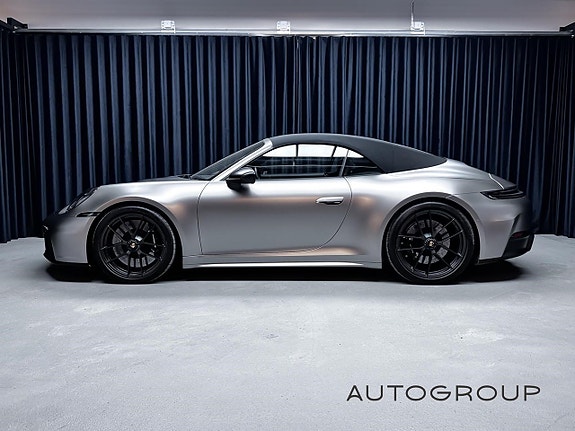 Porsche 911 Carrera GTS 2 of 5