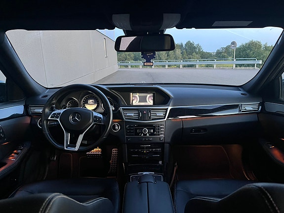 Mercedes-Benz E220 4 of 7