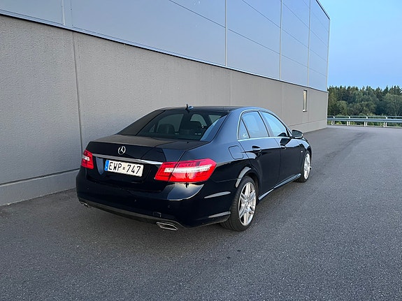 Mercedes-Benz E220 3 of 7
