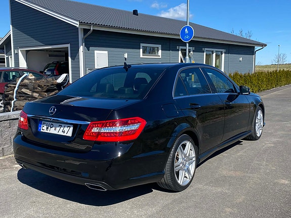 Mercedes-Benz E220 4 of 5