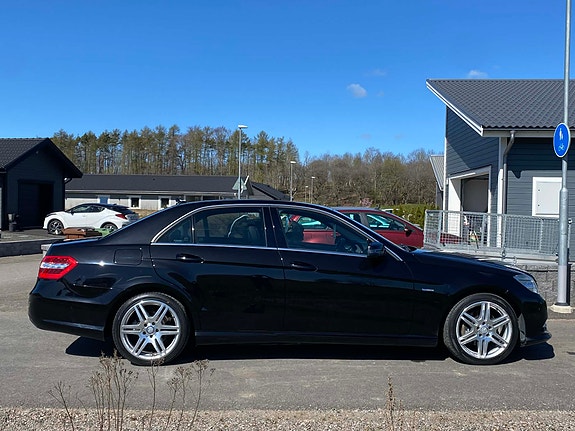 Mercedes-Benz E220 2 of 5