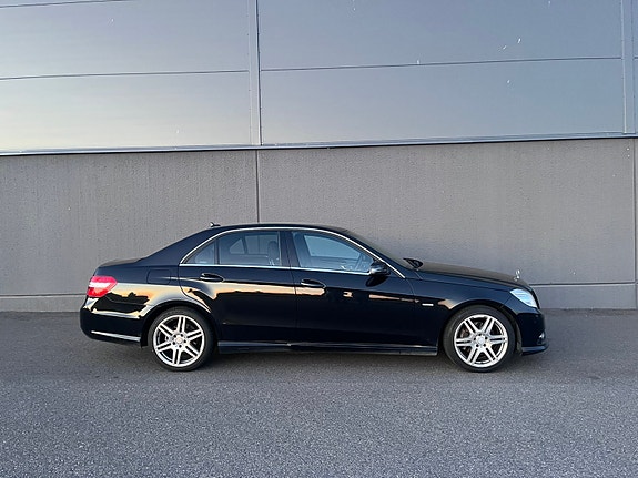 Mercedes-Benz E220 2 of 7