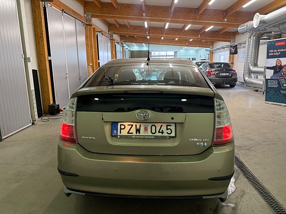 Toyota Prius 12 of 14