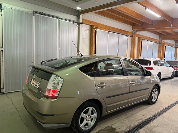 Toyota Prius 11 of 14