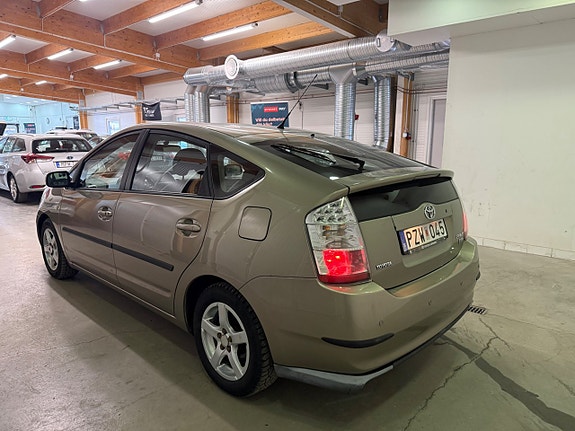 Toyota Prius 10 of 14