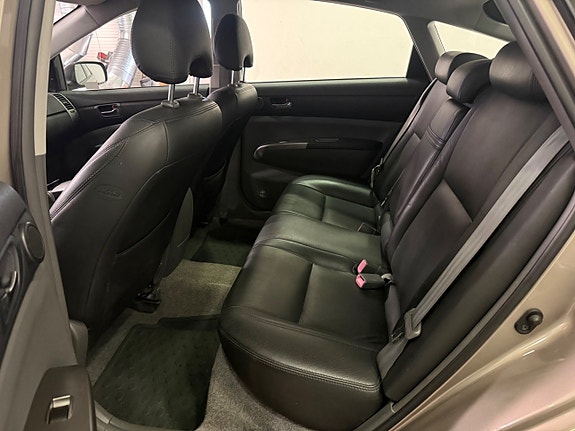 Toyota Prius 9 of 14