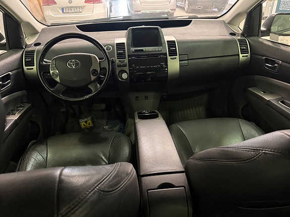 Toyota Prius 7 of 14