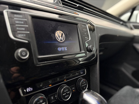 Volkswagen Passat 16 of 18