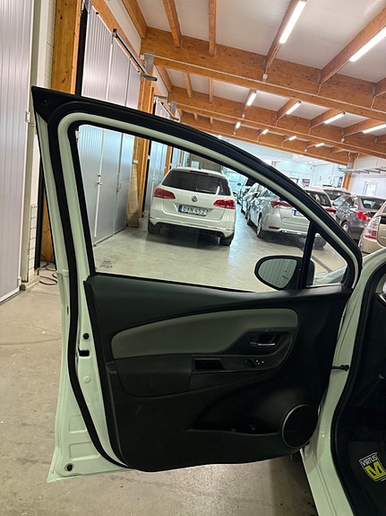 Toyota Yaris 5 of 5