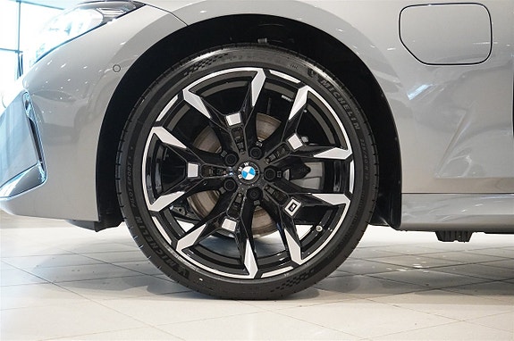 BMW 330e 11 of 11