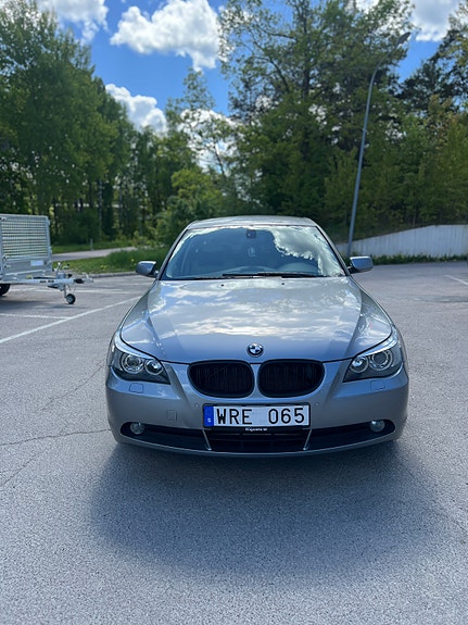 BMW 523i 2 of 5