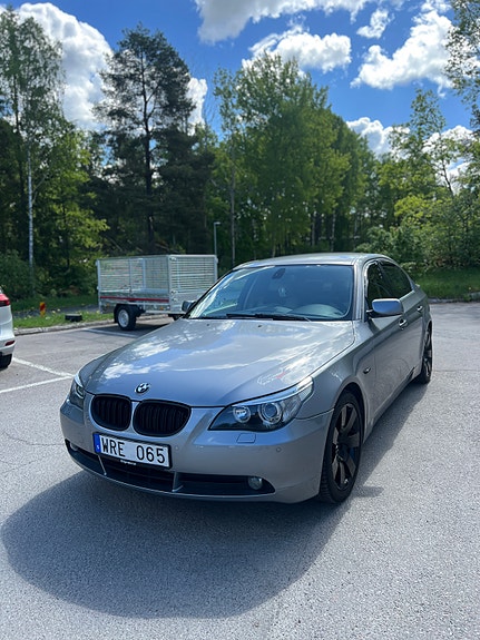 BMW 523i 3 of 5