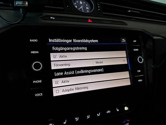Volkswagen Passat Alltrack 18 of 26