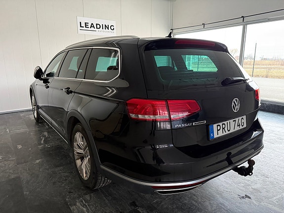 Volkswagen Passat Alltrack 2 of 5