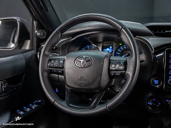 Toyota HiLux 18 of 30