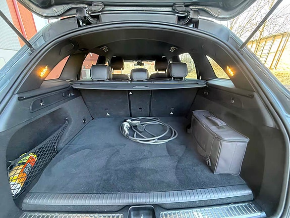 Mercedes-Benz GLC300 e 10 of 11