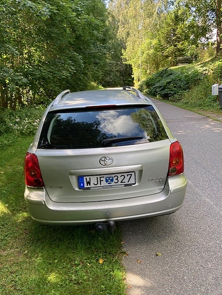 Toyota Avensis 2 of 5