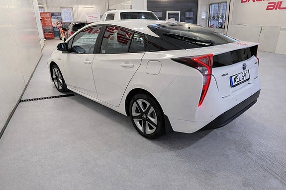 Toyota Prius 4 of 5