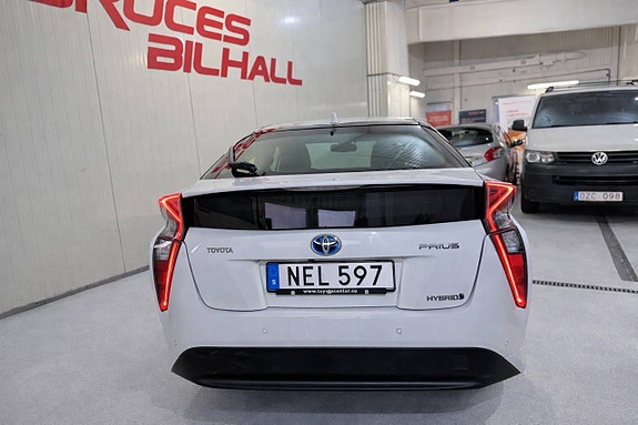 Toyota Prius 3 of 5