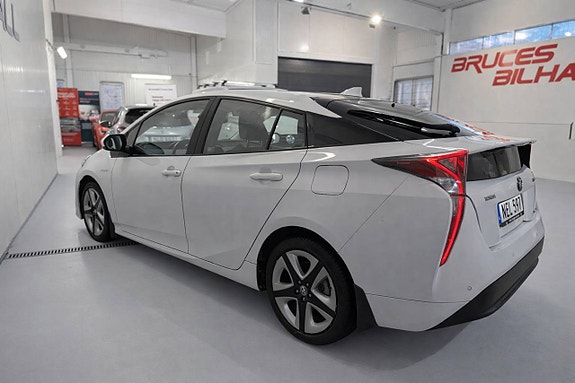 Toyota Prius 8 of 14