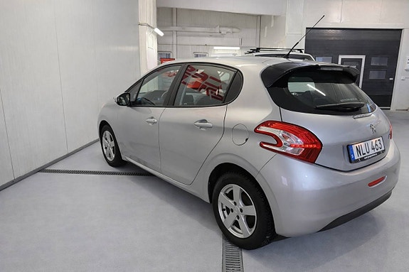 Peugeot 208 3 of 10