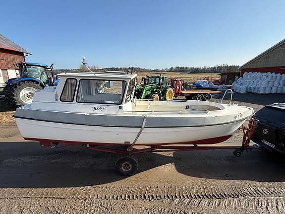 Trader 690 arbetsbåt